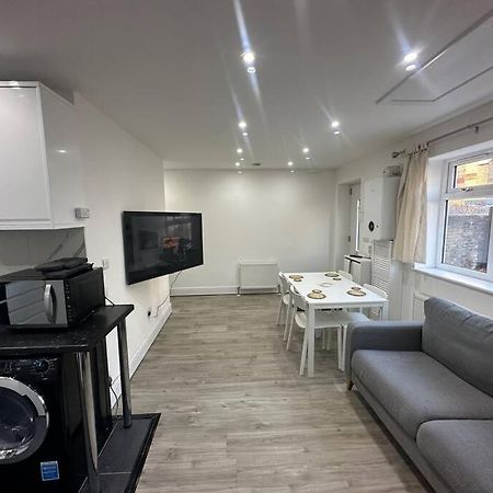 2 Bedroom House,Brownhillrd Se6 ลอนดอน ภายนอก รูปภาพ