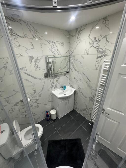 2 Bedroom House,Brownhillrd Se6 ลอนดอน ภายนอก รูปภาพ