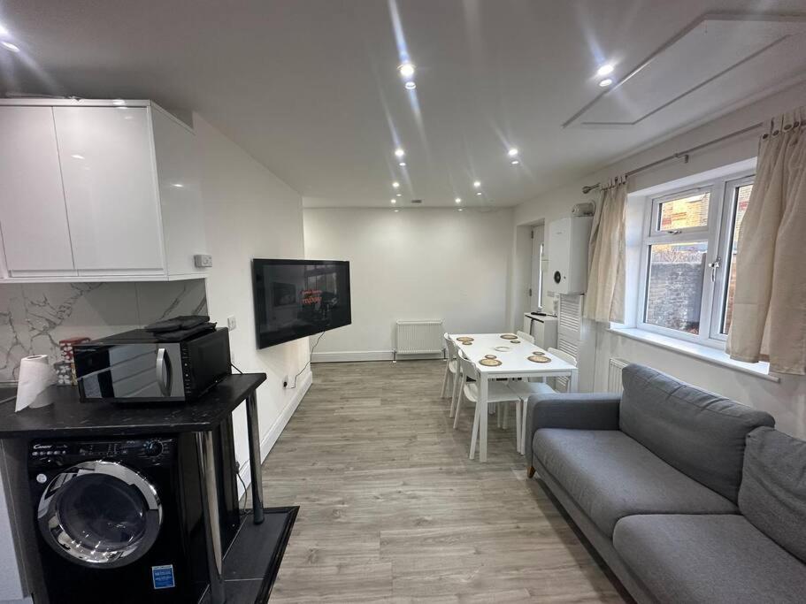 2 Bedroom House,Brownhillrd Se6 ลอนดอน ภายนอก รูปภาพ