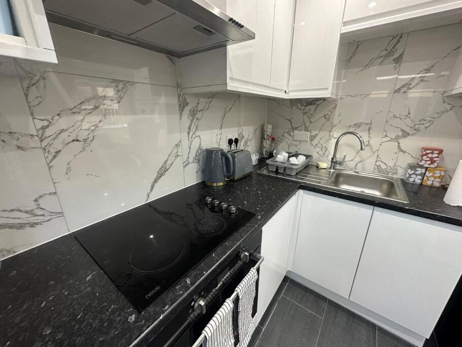 2 Bedroom House,Brownhillrd Se6 ลอนดอน ภายนอก รูปภาพ