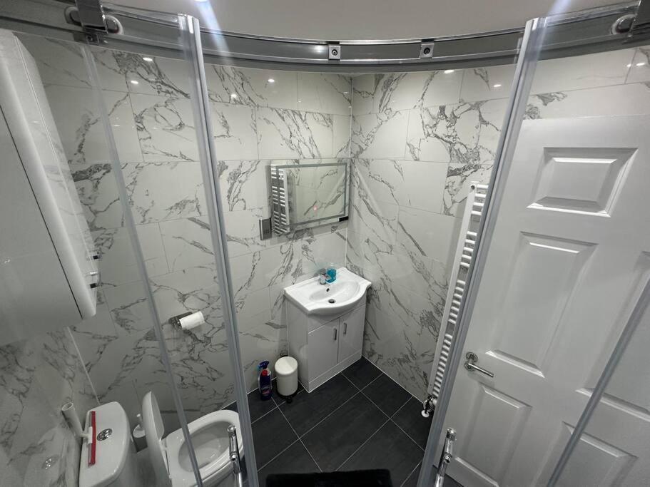 2 Bedroom House,Brownhillrd Se6 ลอนดอน ภายนอก รูปภาพ