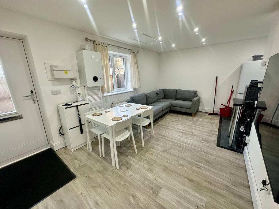 2 Bedroom House,Brownhillrd Se6 ลอนดอน ภายนอก รูปภาพ