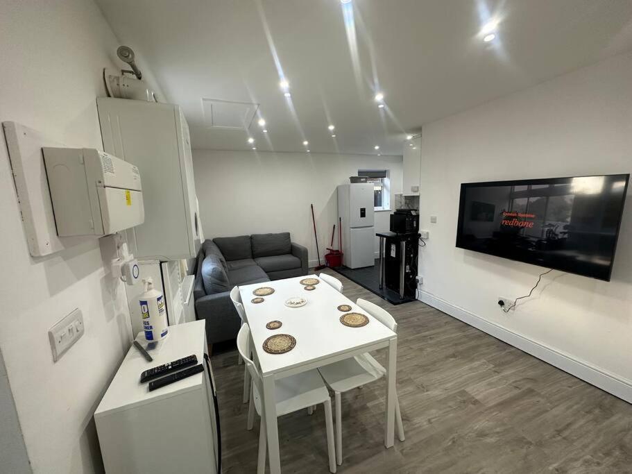 2 Bedroom House,Brownhillrd Se6 ลอนดอน ภายนอก รูปภาพ