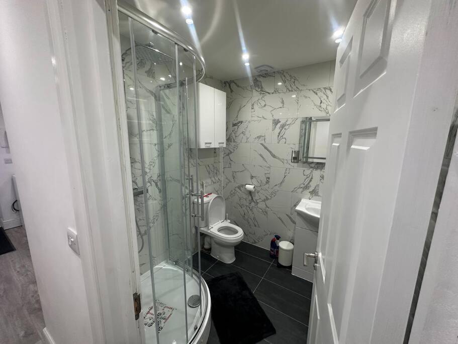 2 Bedroom House,Brownhillrd Se6 ลอนดอน ภายนอก รูปภาพ
